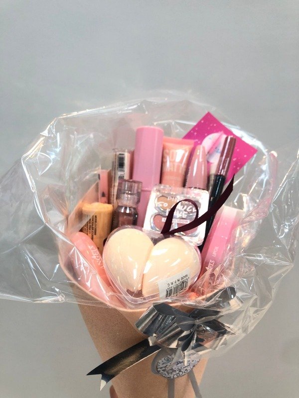 Producto - RAMO CON PRODUCTOS DE MAQUILLAJE
