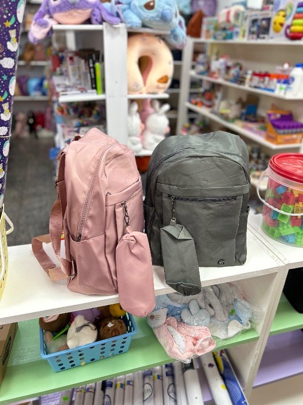Producto - Mochila tela tipo impermeable con cartuchera rosa o gris