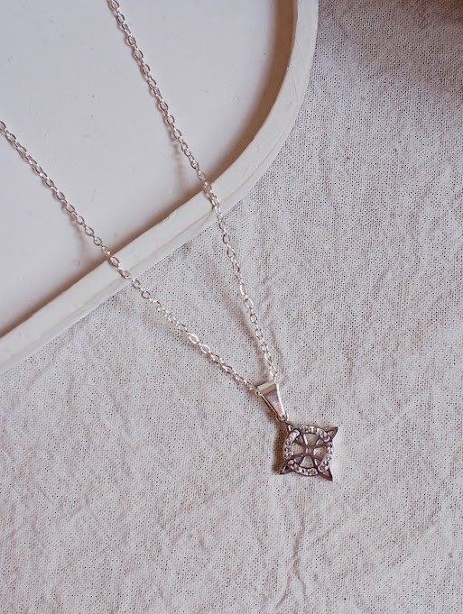 Producto - Collar nudo de bruja con strass - Acero blanco