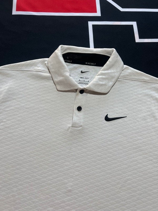 Producto - Chomba Nike Golf blanca. Talle M