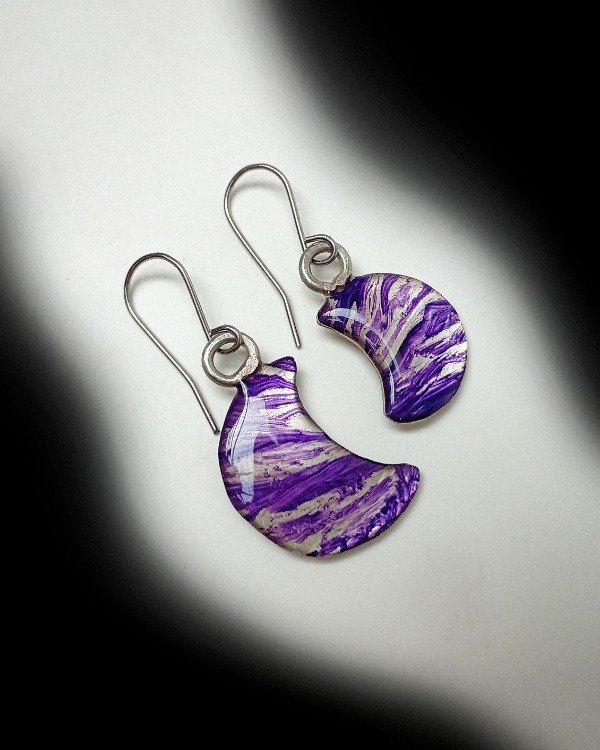 Producto - Aros Asimétricos Luna (plateado y violeta)