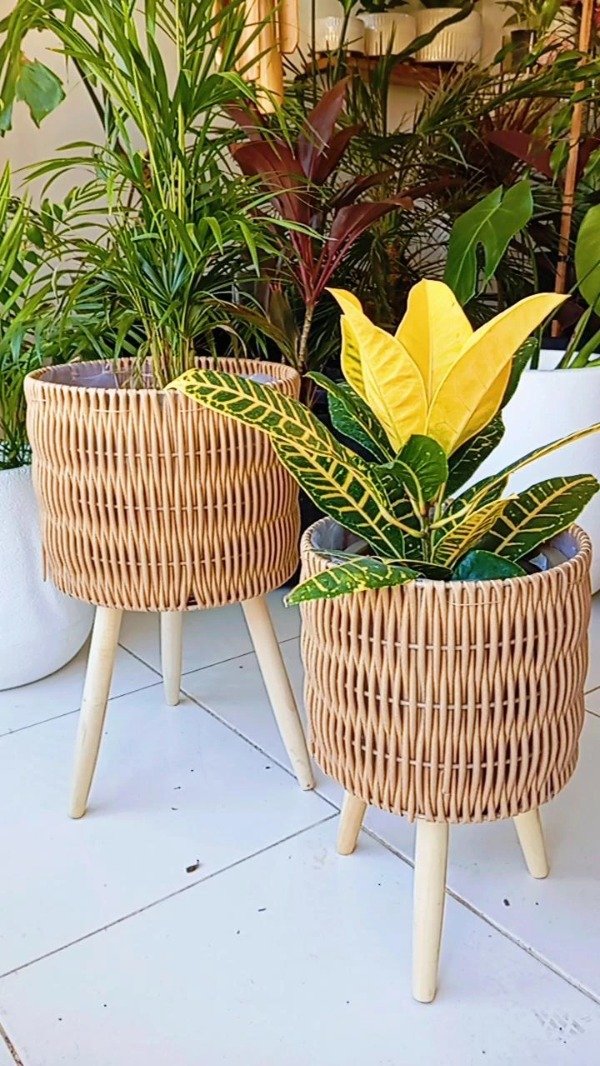 Producto - Porta maceta con pie de mimbre