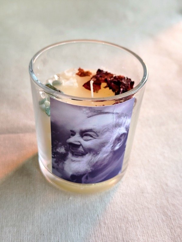 Producto - VELA PADRE PÍO - Con cuarzo verde, cuarzo cristal y pétalos de rosas. 250ml - 0