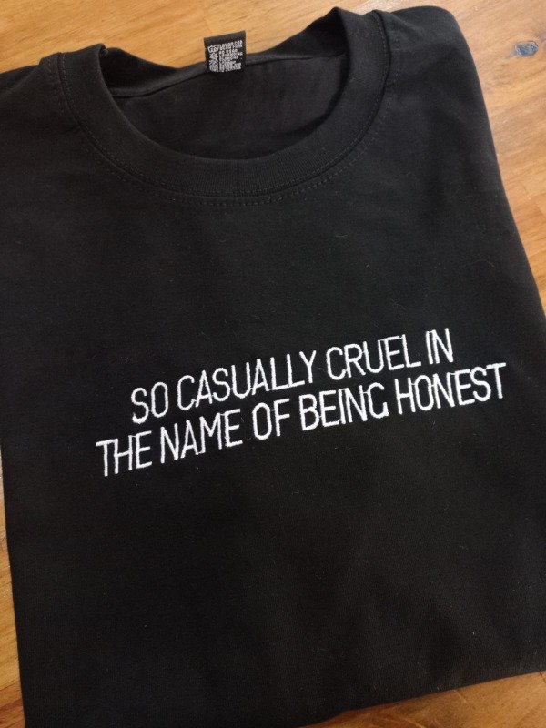 Producto - Remera so casually cruel