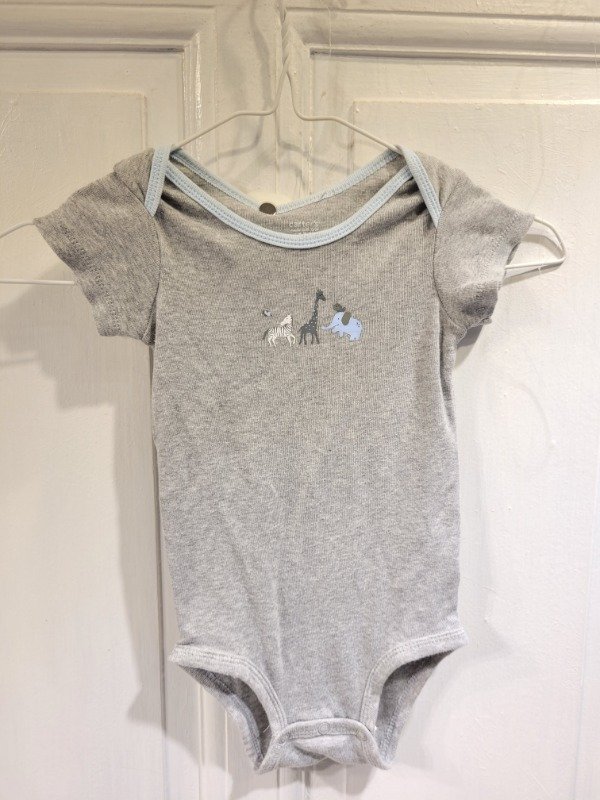 Producto - Body CARTER'S gris logos de animales Talle 12 meses - PRECIO: 6X