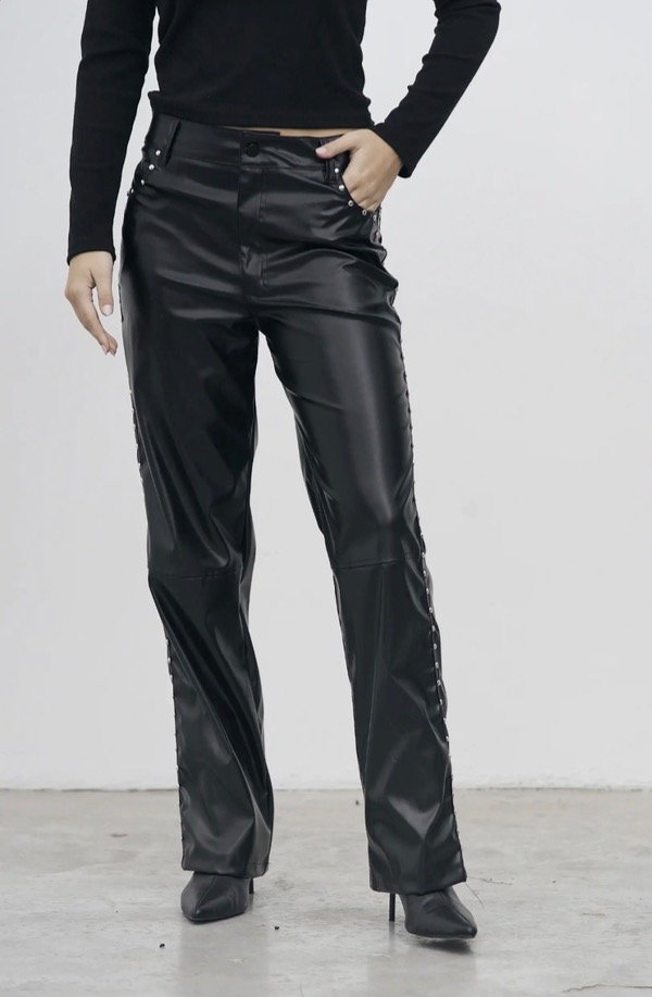 Producto - Pantalón Negro con Tachas Bershka