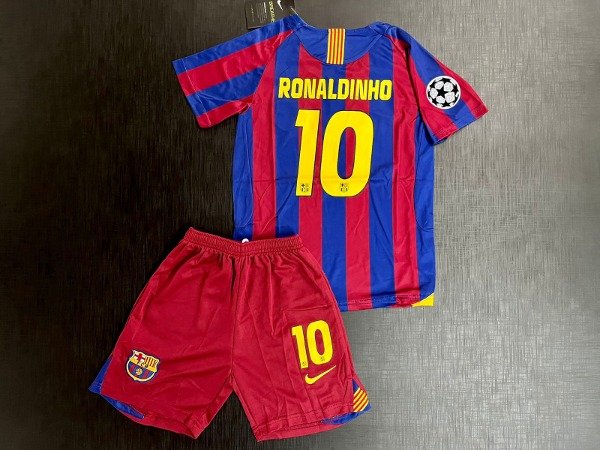 Producto - Kit Camiseta y Short NIÑO Barcelona Retro 2006 Ronaldinho IMPORTADO