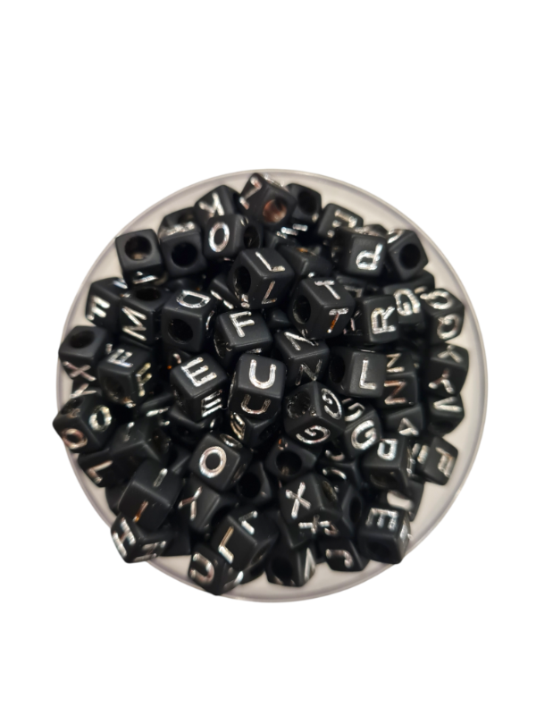 Producto - CUENTAS LETRAS CUADRADAS NEGRAS CON PLATEADO