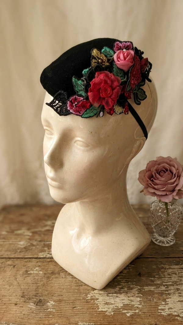 Producto - Fascinator terciopelo negro con flores bordadas y pedreria - 2