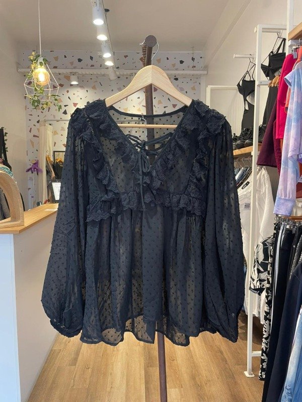 Producto - Camisa de gasa con volados y encaje talle M