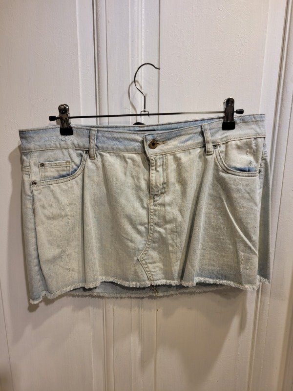 Producto - Falda WANAMA de jean clarito Talle 32 - PRECIO: 40X