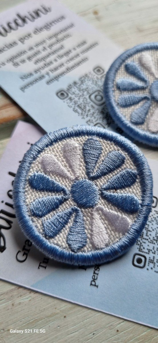 Producto - Temporada Patria 2026 - Escarapela "AURORA" - 1