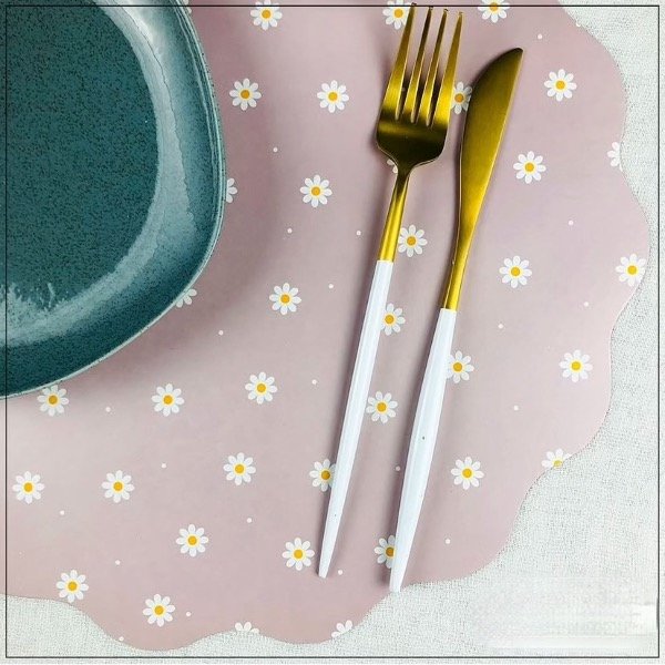 Producto - PLATOS DE SITIO PREMIUM MARGARITAS color rosa X 6 UNID.
