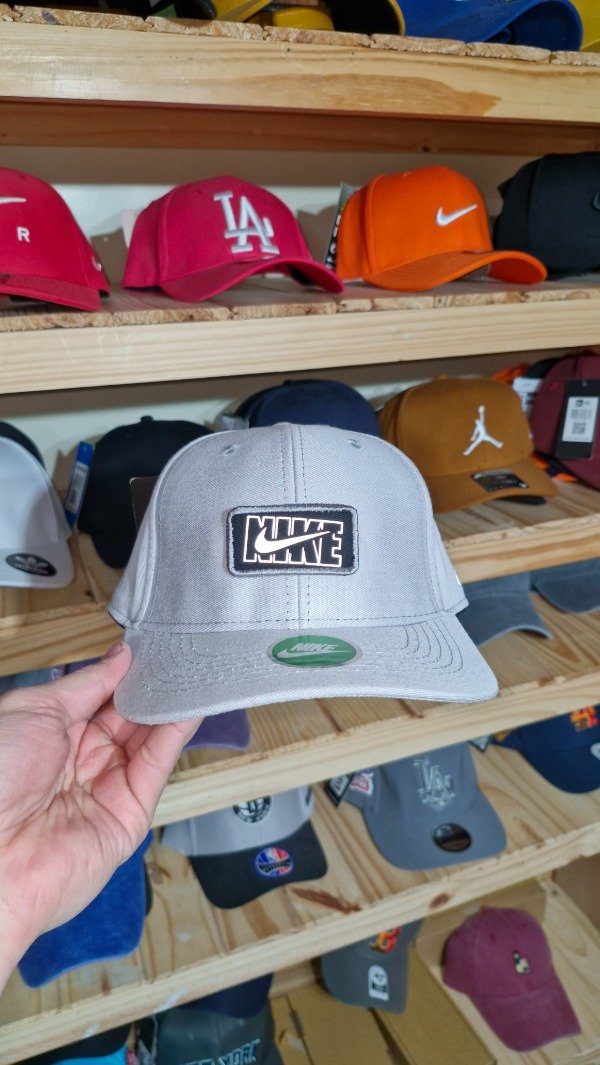Producto - GORRA DOBLE LOGO NIKE GRIS