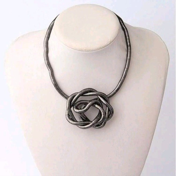 Producto - Collar serpiente flexible negro  Shein Trends
