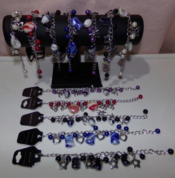 Producto - PULSERAS CON DIJES Y PIEDRAS C/U
