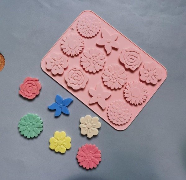 Producto - MOLDE SILICONA X12 FLORES CHATAS