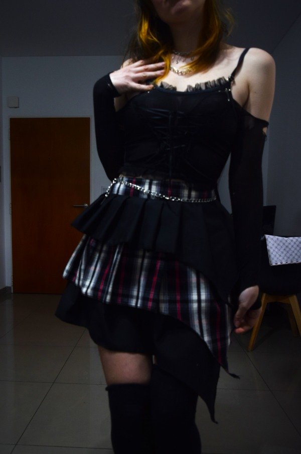 Producto - Pollera Irregular Welcome to the Black Parede