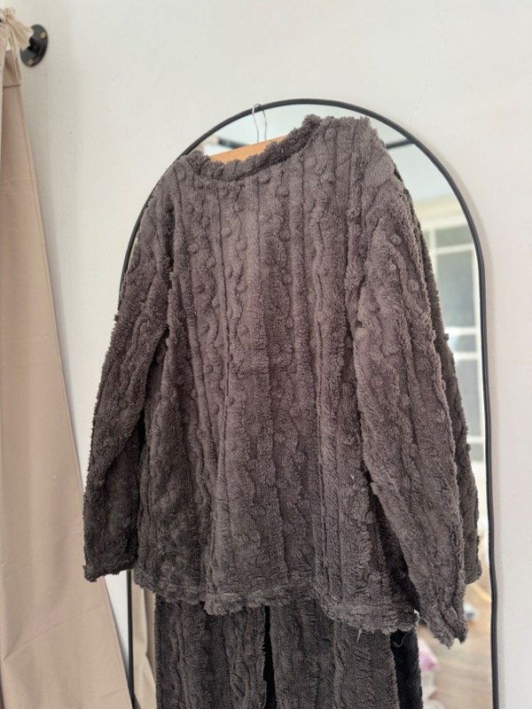 Producto - Pijama polar soft texturado puntitos gris topo
