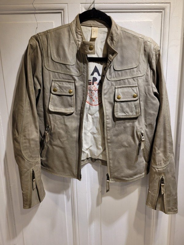 Producto - Campera LAS PEPAS de cuero verde Talle S/M - PRECIO: 180X