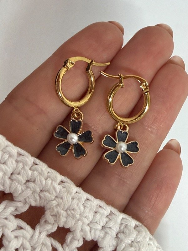 Producto - AD461 Aros argollita flor negra con perlita acero dorado