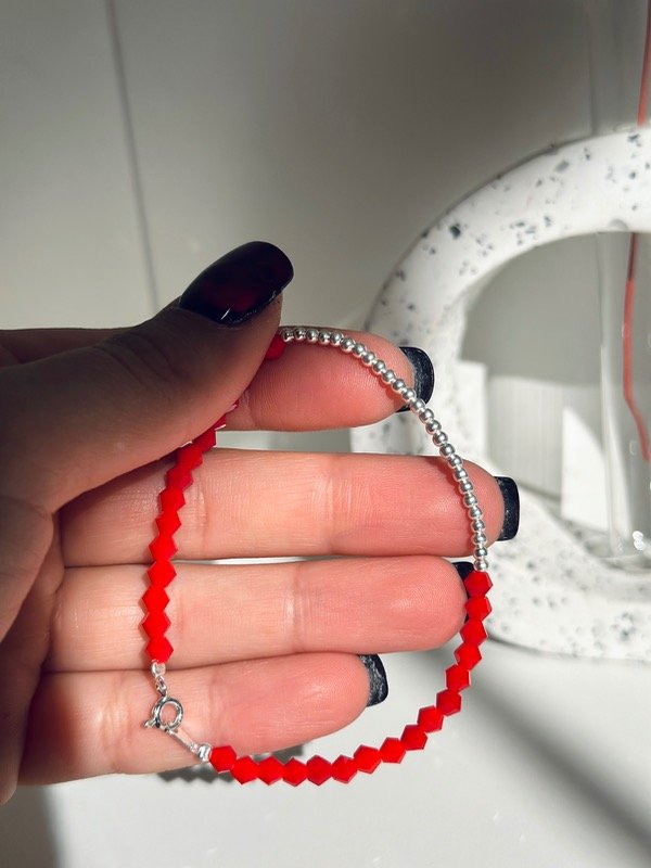 Producto - Pulsera con piedras rojas y bolitas de plata