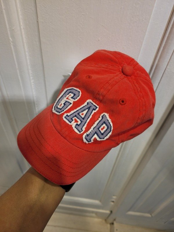 Producto - Gorra GAP colorada Talle XS/S - PRECIO: 2X