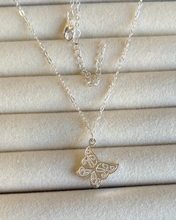 Producto - Cadena con dije mariposa con labrado estilo hindú de acero blanco 45-50cm