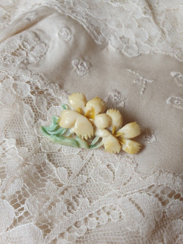 Producto - Brochecito Celuloide 30s Romance de los Lirios