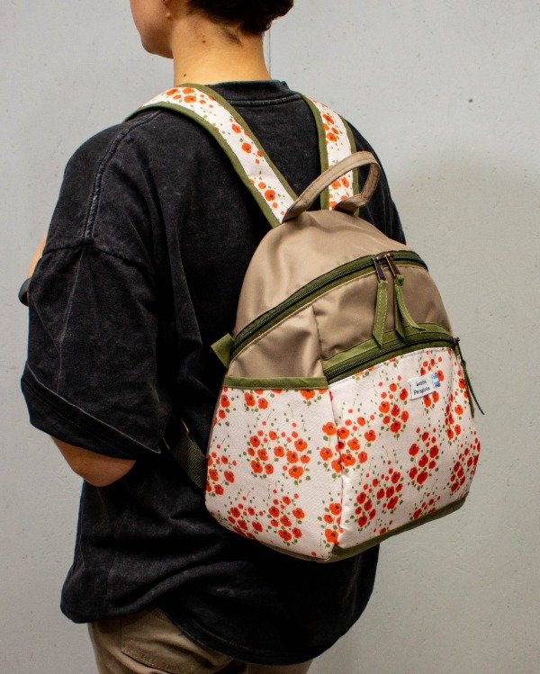 Producto - Mochila MORA XL visón y estampado florcitas