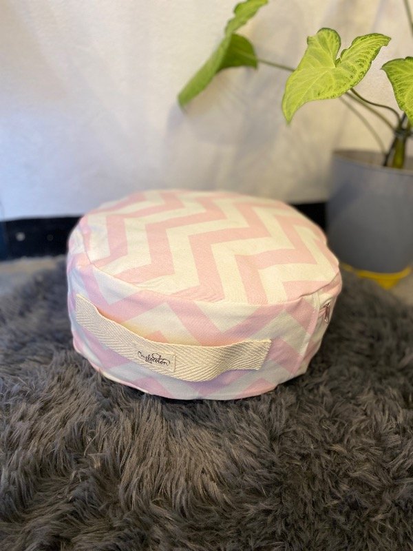 Producto - Almohadón de piso Chevron rosa - 0