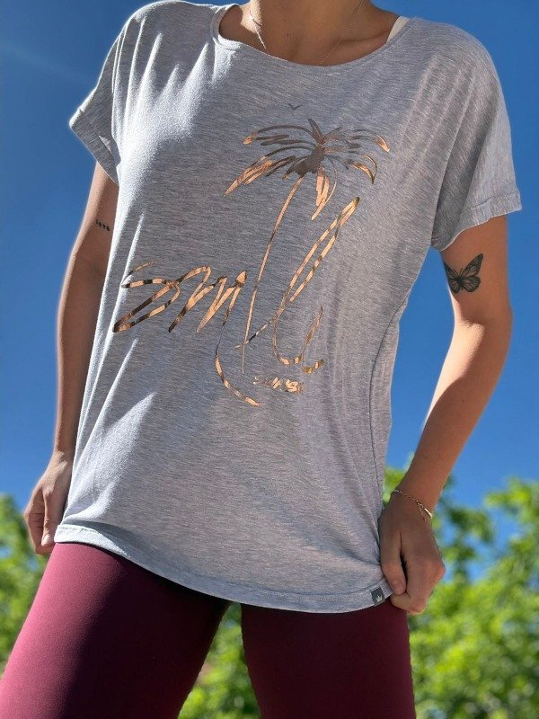 Producto - Remera mangas cortas gris perla palmeras