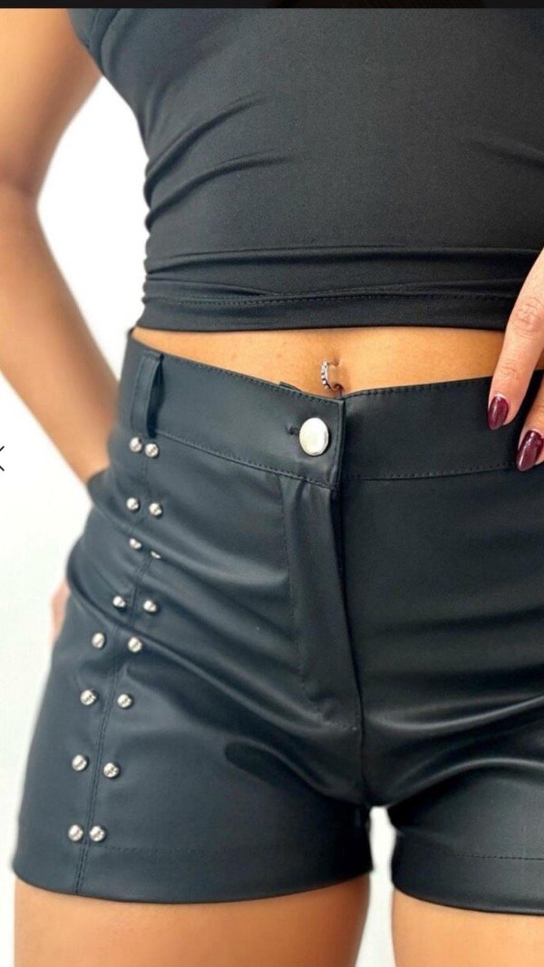Producto - SHORT ENGOMADO CON TACHAS