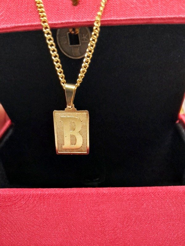 Producto - Inicial dorada B, con relieve