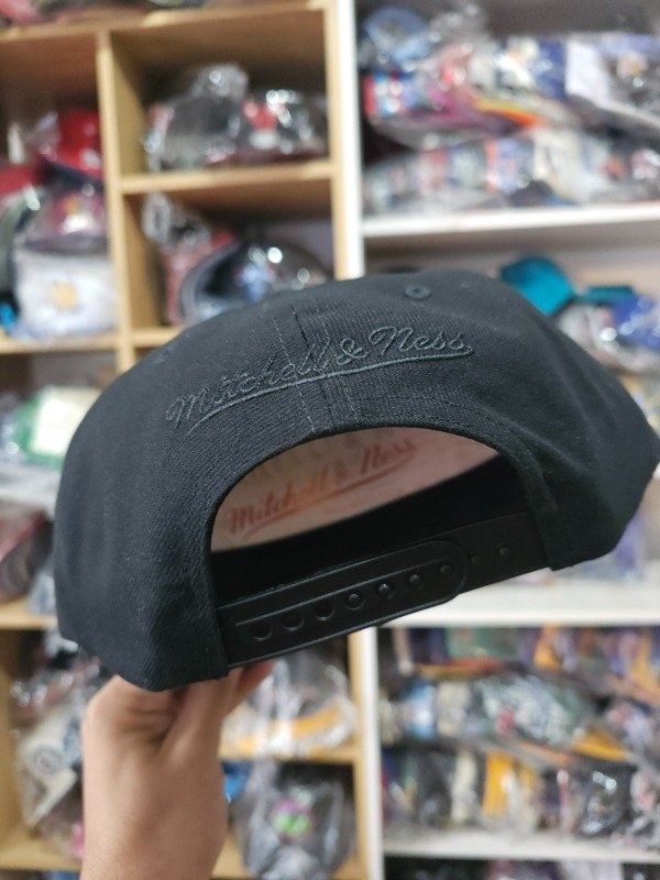 Vancouver Grizzlies total black Mitchell and Ness snapback — imagen 4