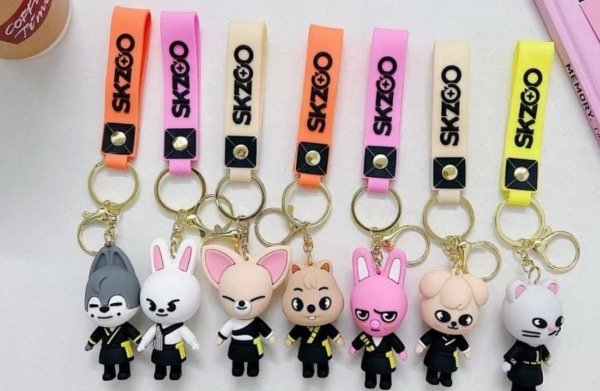 Producto - LLAVERO GOMA KPOP SKZOO