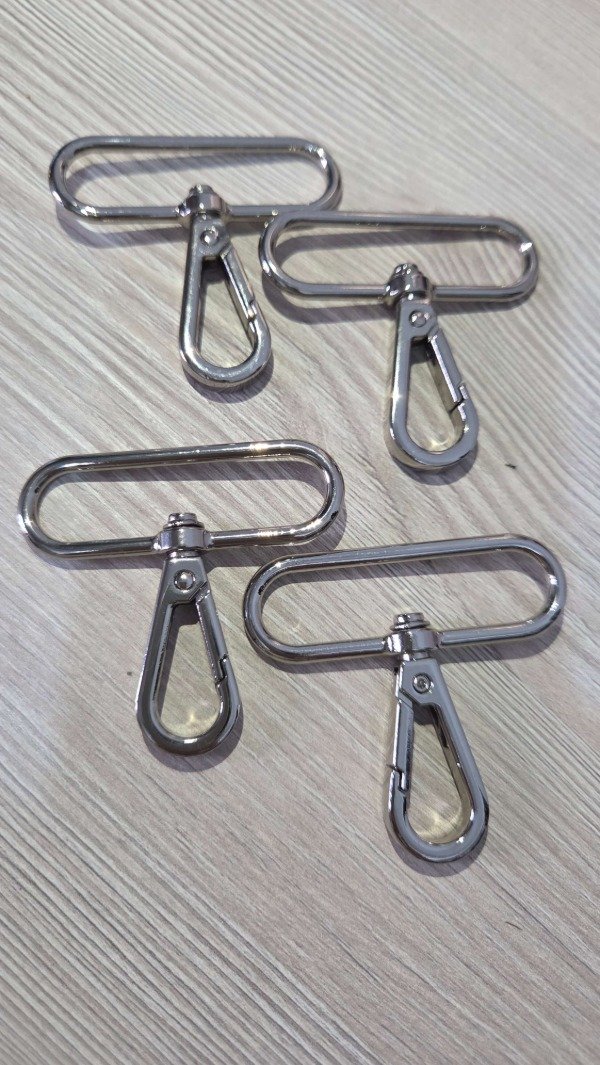 Producto - Mosquetón chato pase 50mm plateado x4
