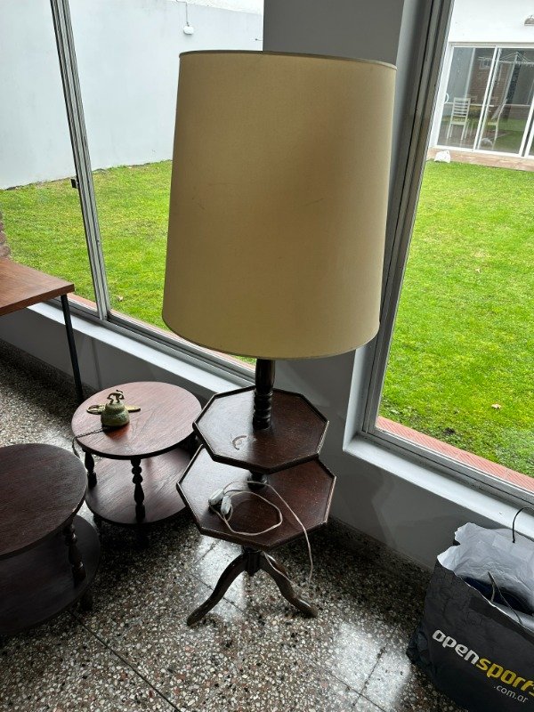Producto - LAMPARA DE PIE CON MESITAS PATA SHERATON Y PANTALLA 45x160 #12019