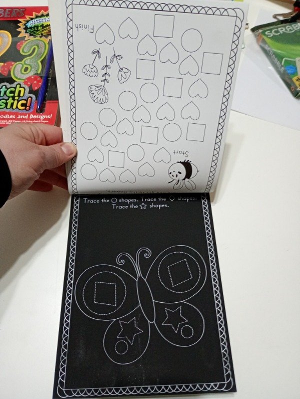 Producto - Libro de actividades con hojas para raspar. 12 hojas con actividades. FORMAS. - 2