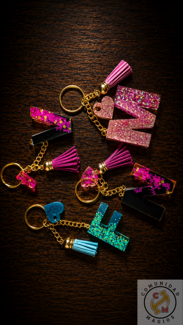 Producto - Llavero Inicial Personalizado en Resina con Glitter y Borla