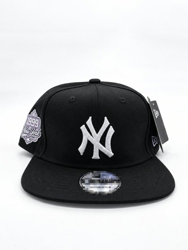 Producto - Gorra plana negra ny blanco parche al costado lila word series 1996