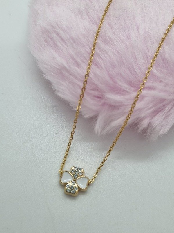 Producto - Cadena acero dorado dije trébol esmaltado strass pasante