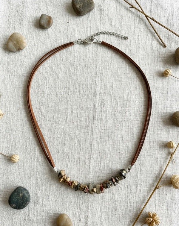 Producto - Collar de gamuza y piedras. Ladrillo jaspeado