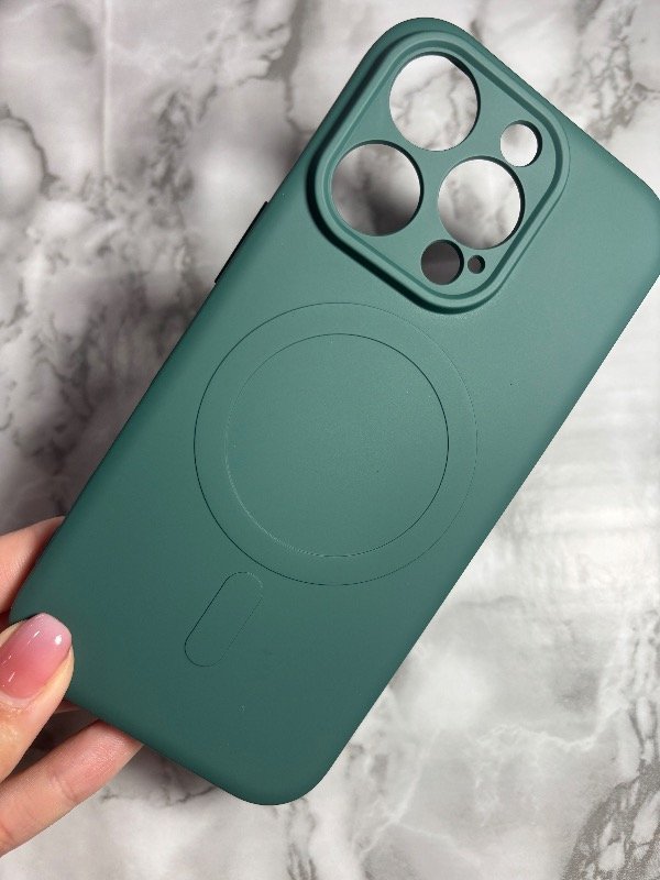 Producto - Case MagSafe lisa verde oscuro con cubre cámara iPhone 16