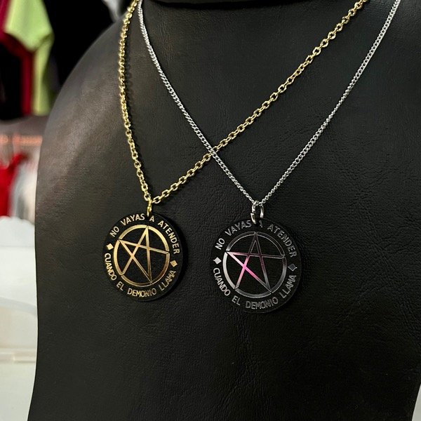 Producto - Collar NO VAYAS A ATENDER CUANDO EL DEMONIO LLAMA (Lali)