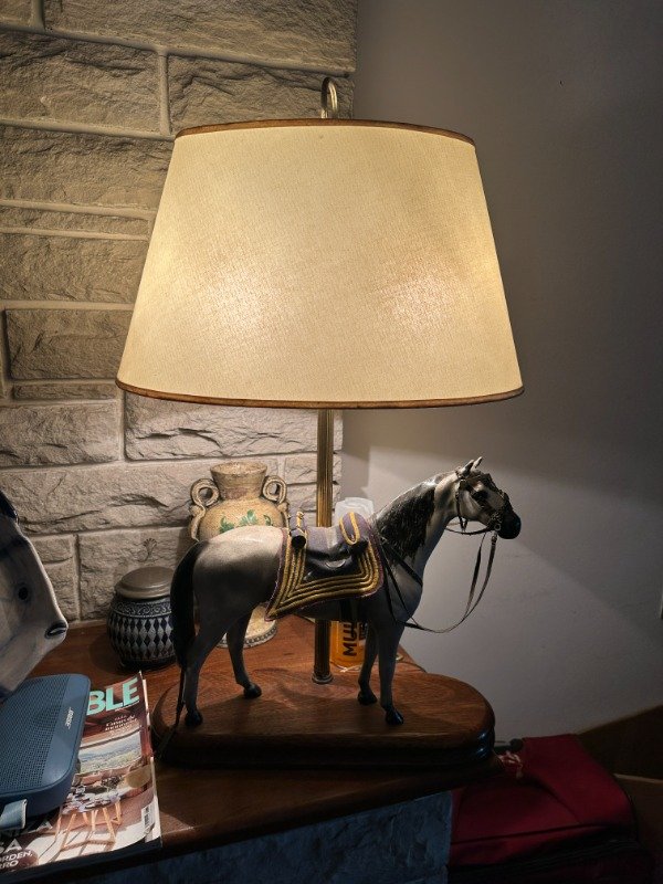 Producto - LAMPARA CABALLO MADERA Y BRONCE CON PANTALLA 40x65 (MIN DET) #11223
