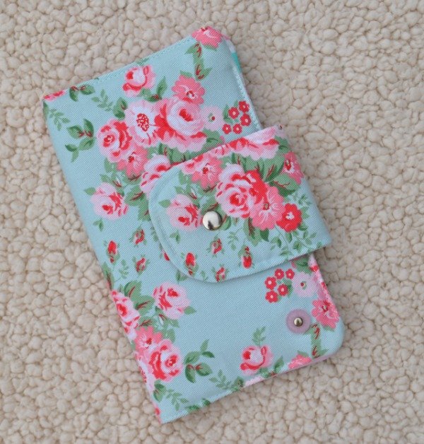 Producto - Billetera Portacelular Rositas base Verde Agua