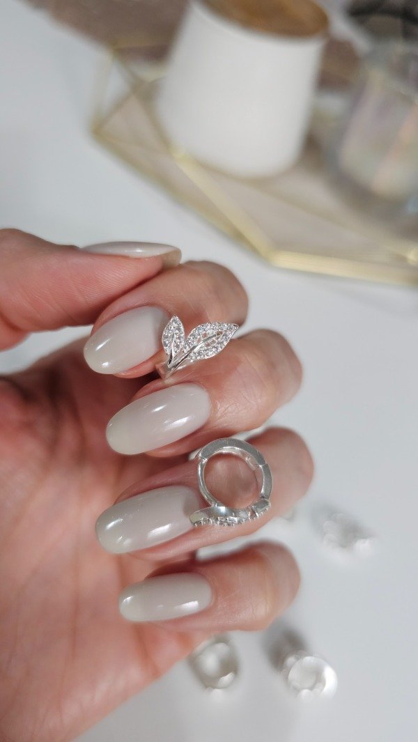 Producto - Aros Huggies hojitas micropave 1cm. Plata
