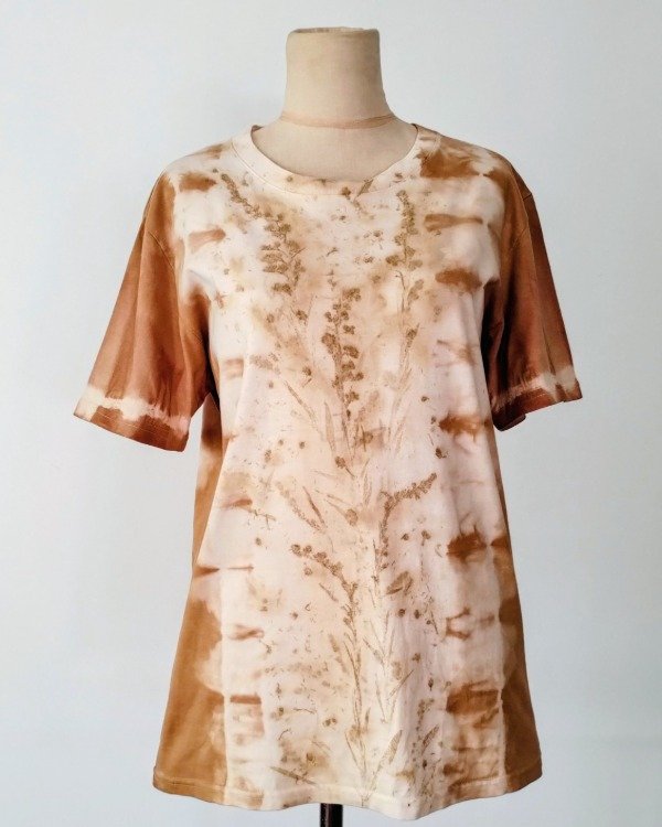 Producto - Remera básica - Estampa botánica + Teñido Shibori - Paleta Naranja/Ocre