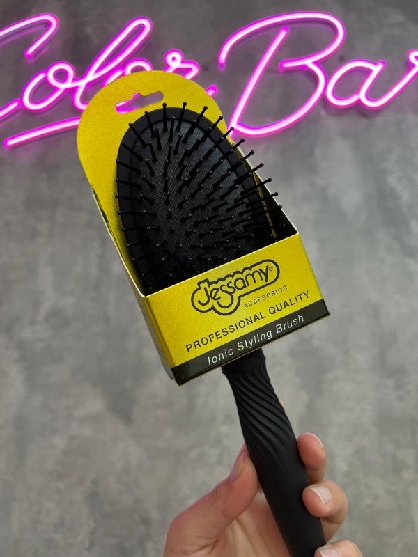 Producto - Cepillo antifrizz ovalado con cerdas iónicas - Jessamy